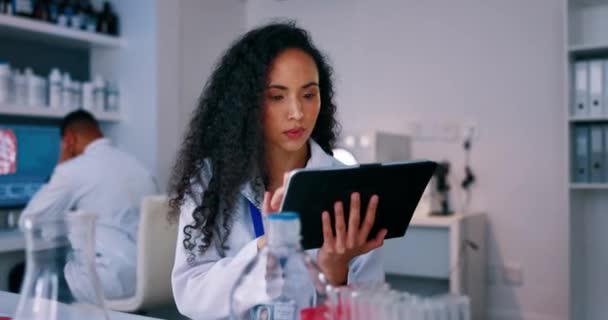タブレット 研究室で医療分析と革新のための研究室の女性科学者 医薬品分析 医学研究および技術 医師がインターネットデータまたはオンライン結果を確認する — ストック動画