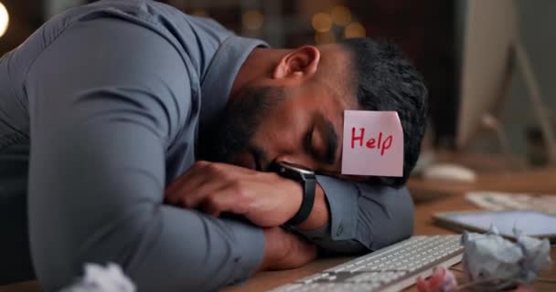Hombre Noche Dormir Escritorio Oficina Con Fatiga Cansado Descansar Con — Vídeos de Stock
