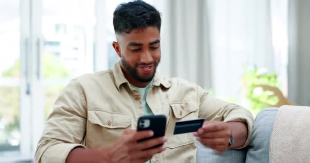 Hombre Feliz Teléfono Tarjeta Crédito Sofá Para Compras Línea Comercio — Vídeo de stock