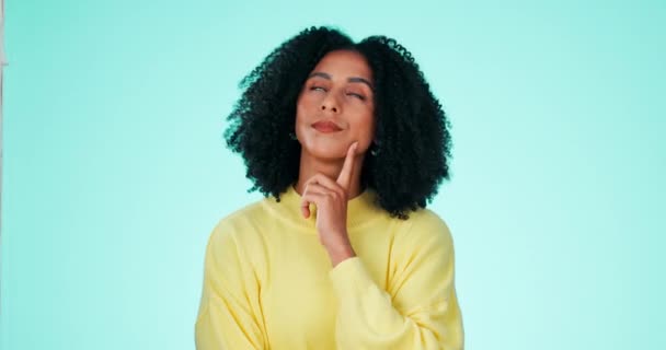 Zwarte Vrouw Twijfel Denken Met Verwarring Vraag Meisje Tegen Een — Stockvideo