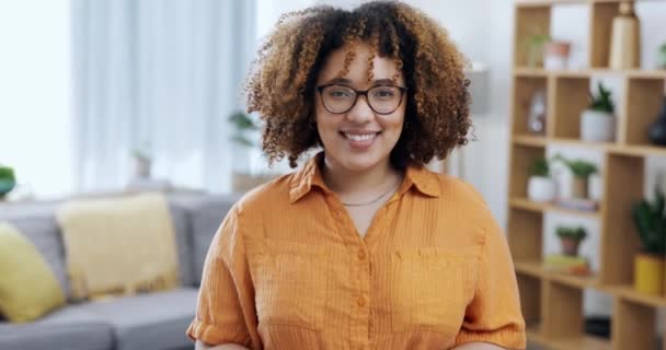 Feliz Sonrisa Rostro Una Mujer Una Sala Estar Con Felicidad — Vídeos de Stock