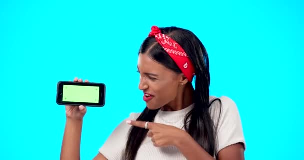 Simular Teléfono Estudio Mujer Feliz Celebrar Las Ventas Promoción Regalo — Vídeos de Stock