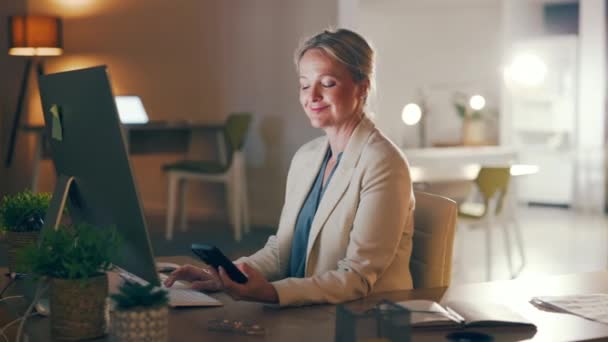 Telefon Computer Und Glückliche Frau Multitasking Für Mail Kommunikation Online — Stockvideo