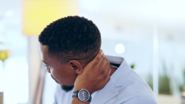 Zwarte Man Bedrijf Nek Pijn Het Kantoor Letsel Spierprobleem Tijdens — Stockvideo