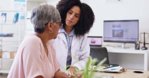 Starší Žena Lékařská Podpora Lékařská Konzultace Nemocniční Kanceláři Komunikací Výsledky — Stock video
