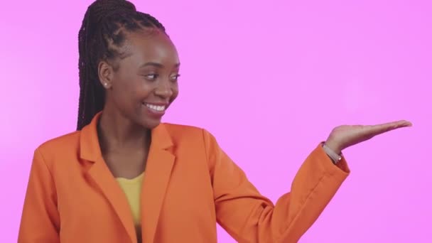 Μαύρη Γυναίκα Στούντιο Και Δείχνοντας Χώρο Mockup Χαμόγελο Ενθουσιασμένοι Διαφήμιση — Αρχείο Βίντεο