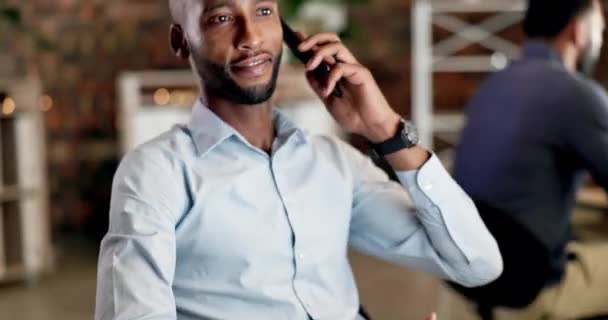 Llamada Telefónica Feliz Hombre Negocios Hablando Oficina Mientras Trabaja Proyecto — Vídeos de Stock