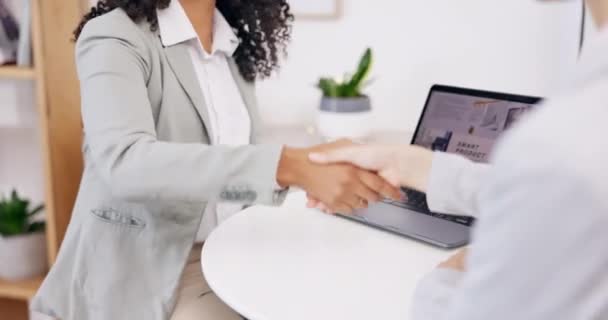 Primer Plano Portátil Mujeres Negocios Con Apretón Manos Entrevista Trabajo — Vídeos de Stock