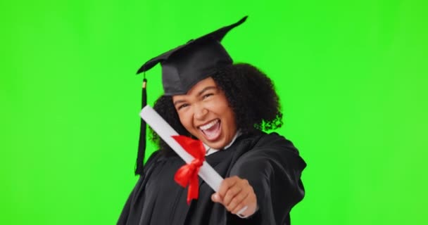 アフリカの肖像画でお祝いと緑のスタジオの背景を持つ女性 卒業生と卒業証書 達成のためのローブと教育のための幸福と卒業証書 — ストック動画