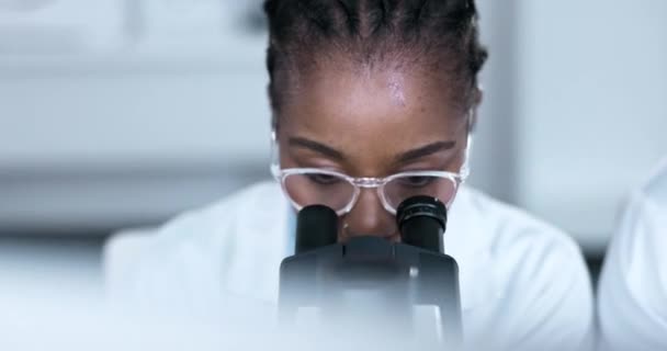 Mikroskop Bilim Kadın Yüzü Araştırma Tıbbi Analiz Biyoteknoloji Laboratuvarında Siyahi — Stok video