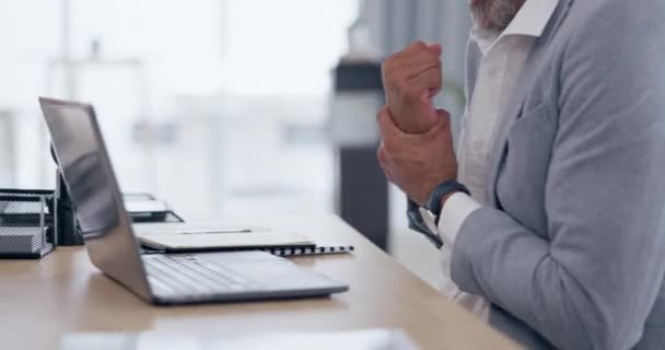 Üzletember Kéz Csuklófájdalom Laptoppal Kiégett Vagy Túlhajszolt Irodai Pultnál Munkavállaló — Stock videók