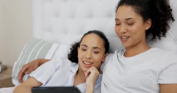 Μερικοί Φίλοι Χαλαρώστε Και Κρεβάτι Tablet Streaming Υπηρεσία Ιστοσελίδα Online — Αρχείο Βίντεο