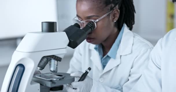Microscopio Laboratorio Ciencias Mujer Negra Para Investigación Análisis Médicos Biotecnología — Vídeo de stock