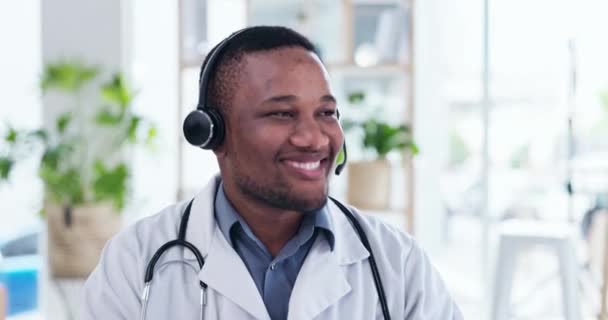 Chamada Vídeo Médico Conversando Com Homem Negro Consultoria Para Reunião — Vídeo de Stock