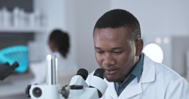 Μαύρος Επιστήμονας Εργαστήριο Και Πονοκέφαλος Ενός Εργάτη Ιατρικής Έρευνας Πόνος — Αρχείο Βίντεο