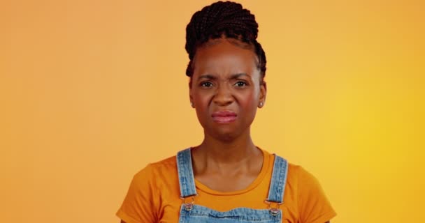 Siyah Kadın Çığlık Atan Sinirli Yüzlü Ruh Sağlığı Stüdyo Geçmişinde — Stok video