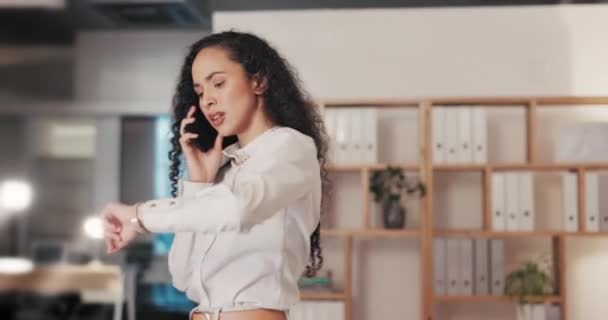 Üzleti Női Telefonhívás Órákkal Okostelefonnal Vagy Hálózati Beszélgetéssel Éjszaka Női — Stock videók