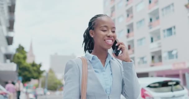 旅行中の笑顔で市内の電話 黒人女性やビジネスコミュニケーション ウォーキング 都市の通りとモバイルネットワークとオンライン会話屋外でモックアップと話す従業員 — ストック動画