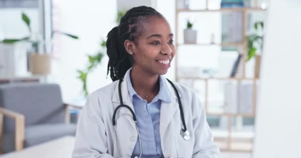 Mujer Negra Médico Videollamada Telesalud Con Computadora Saludos Saludos Para — Vídeos de Stock