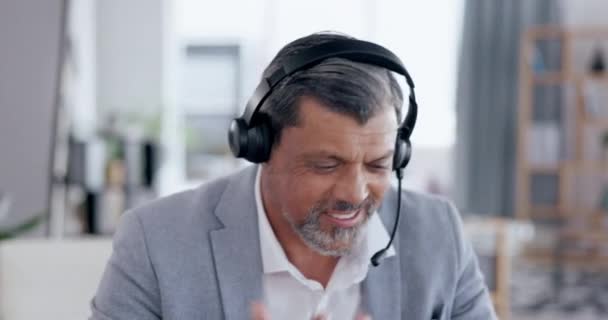 Adamı Çağrı Merkezi Kulaklıklar Müşteri Hizmetleri Için Danışmanlık Kurmak Yerinde — Stok video