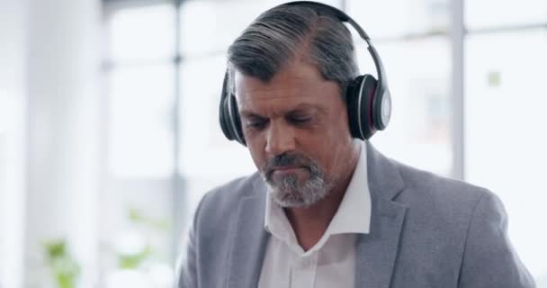Музика Навушники Старший Бізнесмен Офісі Транслюють Подкаст Або Радіо Зрілі — стокове відео