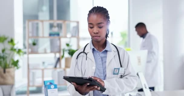 Tableta Médico Mujer Negra Línea Hospital Para Investigación Aplicación Bienestar — Vídeos de Stock