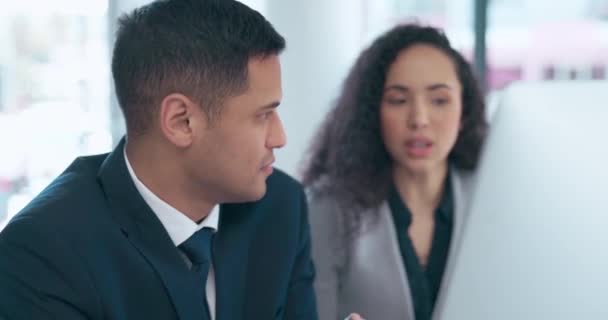 オフィスでソフトウェアや戦略を説明するチームコラボレーションでビジネスの人 トレーニングや会議 女性メンターは 企業の営業 マーケティング 広告のコンピュータ上でビジネスマンをコーチング — ストック動画