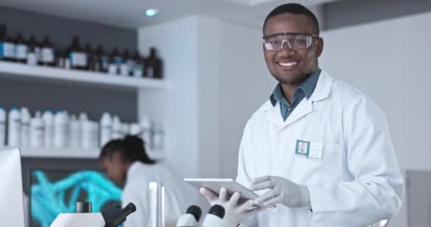 Bilim Araştırma Dijital Tablet Sağlık Plan Yenilik Laboratuarındaki Mutlu Siyahi — Stok video