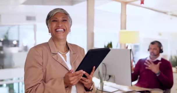 Lachen Gezicht Senior Zakenvrouw Met Digitale Tablet Kantoor Voor Grap — Stockvideo