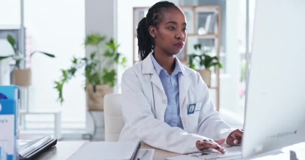 Mujer Negra Médico Computadora Para Escribir Leer Comunicarse Por Correo — Vídeos de Stock