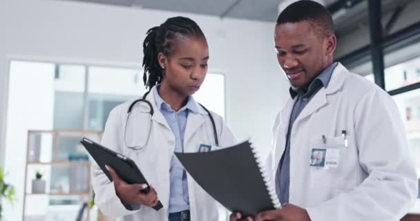 Dokument Tabletter Eller Läkare Som Talar Team För Sjukhusresultat Klinikhantering — Stockvideo