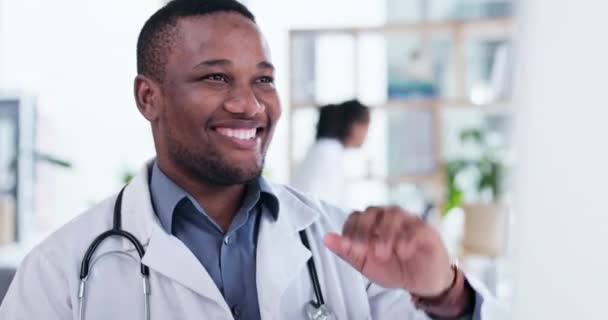 黒人男性 テレヘルスビデオは コンピュータ 親指を上げ インターネット上のアドバイスで波を呼び出します 男性アフリカの医師 医療のための話と仮想会議 ウェブ通信と合意 — ストック動画