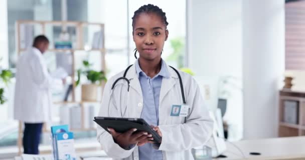 为了研究 健康和远程保健 在医院里的快乐黑人妇女的平板 医生和脸 通信和服务用数字技术的保健 诊所和女保健工作者 — 图库视频影像