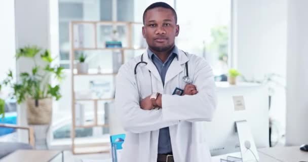 Brazos Cruzados Médico Rostro Hombre Negro Hospital Por Confianza Seguro — Vídeo de stock