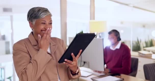 Riéndose Meme Mujer Negocios Senior Con Tableta Digital Oficina Para — Vídeo de stock