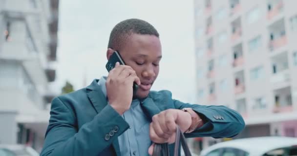 Beszélgetés Őrködés Egy Fekete Férfi Telefonál Időben Késik Ellenőrzi Ütemtervet — Stock videók