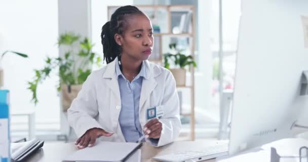 Mujer Negra Médico Escrito Papel Por Computadora Para Informe Planificación — Vídeos de Stock