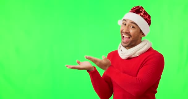 在一个隔离在工作室背景下的绿色屏幕上展示 脸上和一个男人的圣诞礼物 还有一个穿着节日服装的男人的肖像 这个男人装腔作势地模仿品牌的空间 — 图库视频影像