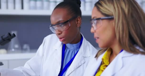 혁신을 실험실 과학자 치료법에 Dna 토론을 일하는 여성들 — 비디오