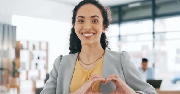 Bizneswoman Ręce Serce Znak Podekscytowanej Twarzy Uśmiech Szczęście Dla Wizji — Wideo stockowe