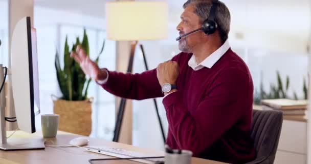 オフィスのコンピュータでオンラインで相談をするコールセンター 顧客サービス 成熟した男 職場でのCrmコミュニケーションに取り組む専門家および男性のテレマーケティングコンサルタントにお問い合わせください — ストック動画