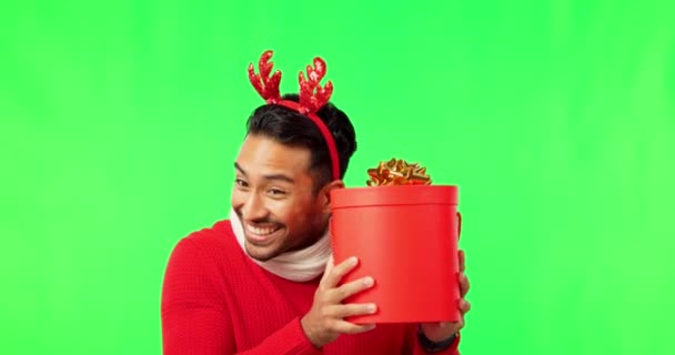 Weihnachten Schachtel Und Glücklicher Mann Green Screen Studio Schütteln Überraschungsgeschenk — Stockvideo