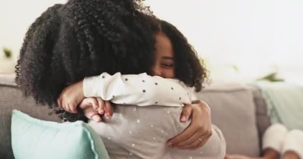 Glück Liebe Und Mama Umarmen Ihr Kind Während Sie Sich — Stockvideo
