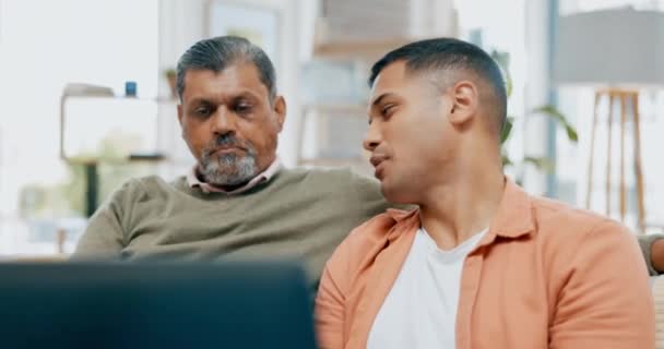 Baba Oğul Dizüstü Bilgisayarı Konuşmak Uygulamak Aile Evinde Kaynaşmak Için — Stok video