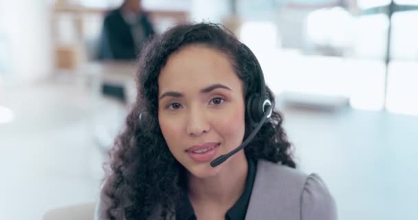 商务女性 呼叫中心和面对咨询与耳机在客户服务或支持 在办公室与我们联络 寻求网上建议的快乐女性顾问代理人在耳机上的形象 — 图库视频影像