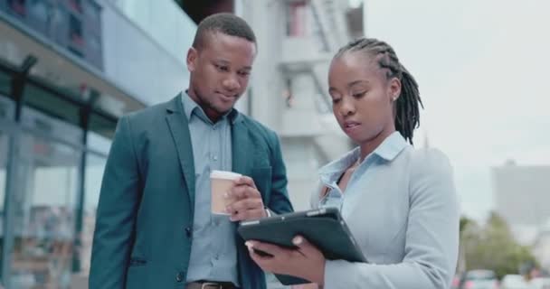 Szczęśliwi Czarni Ludzie Tablet Biznes Mieście Marketingu Cyfrowego Reklamy Lub — Wideo stockowe