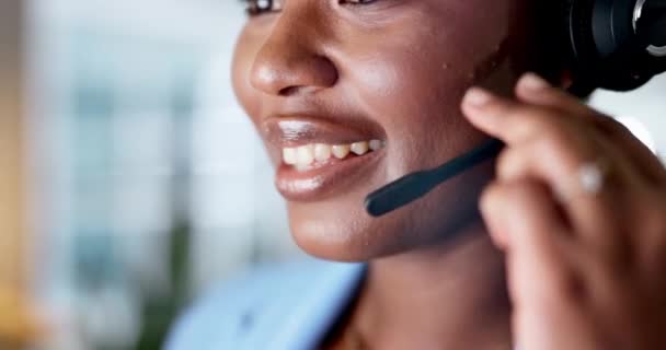 Πρόσωπο Τηλεφωνικό Κέντρο Και Εξυπηρέτηση Πελατών Μια Μαύρη Σύμβουλο Μιλάει — Αρχείο Βίντεο