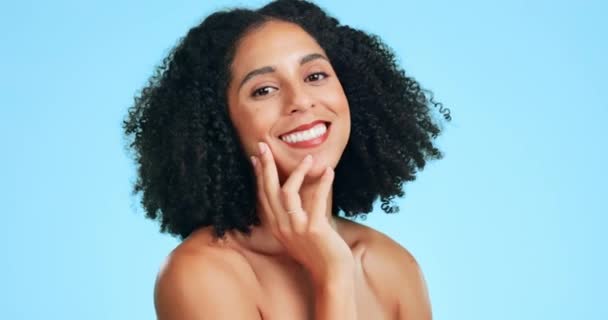 Pielęgnacja Skóry Piękno Kobieta Dotykać Twarzy Uśmiechem Wellness Twarzy Leczenia — Wideo stockowe