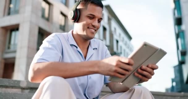 Música Tableta Feliz Con Hombre Ciudad Para Servicio Streaming Felicidad — Vídeo de stock