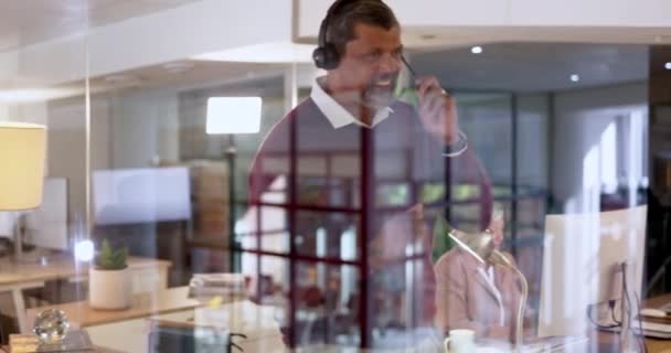 Window Callcenter Mature Man Phone Call Contact Communication Headset Workplace — Stock Video